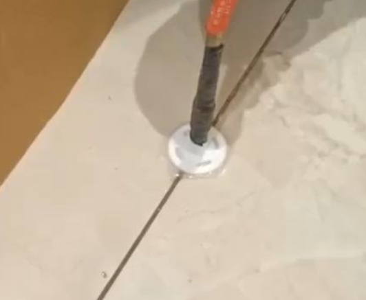 噶尔瓷砖空鼓维修公司专业解答瓷砖在铺贴过程中，如果没有涂抹均匀到位的粘结材料（如水泥砂浆或瓷砖胶），可能会导致以下问题