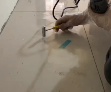 噶尔瓷砖开裂维修公司专业分享瓷砖在铺贴前如果没有沥干水分，将会导致以下问题